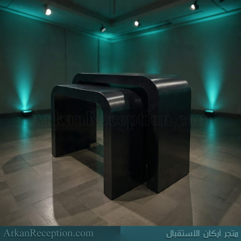 طاولة استقبال سوداء بتصميم مقوس