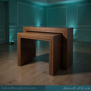 طاولة استقبال بتصميم مربع مع برواز بني