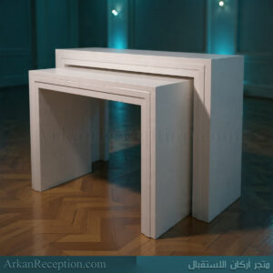 طاولة استقبال بتصميم مربع مع برواز