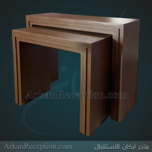 طاولة استقبال بتصميم مربع مع برواز بني