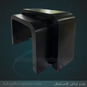 طاولة استقبال سوداء بتصميم مقوس